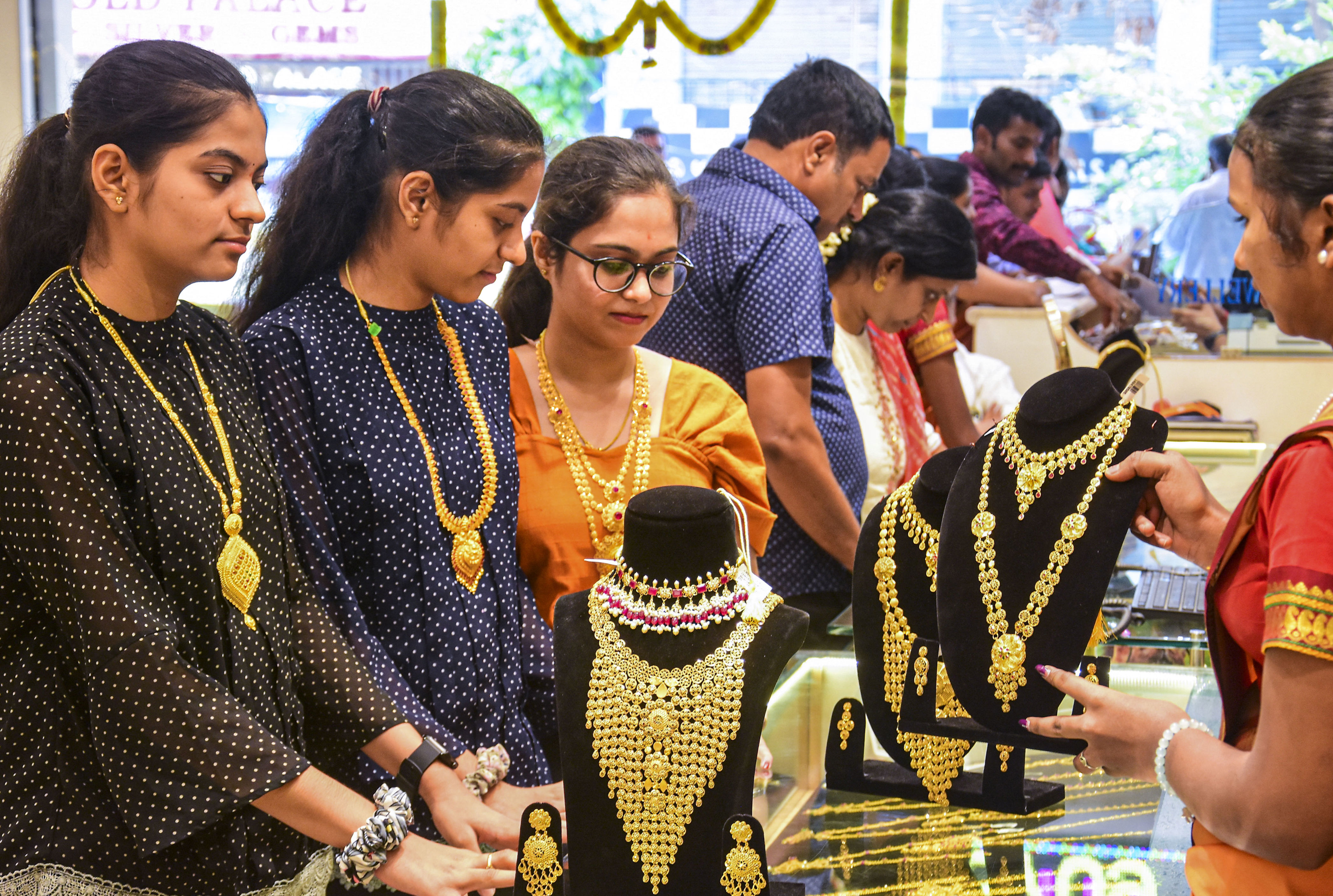 Gems, Jewellery Exporters Seek Import Duty Cut On Gold, Silver ...