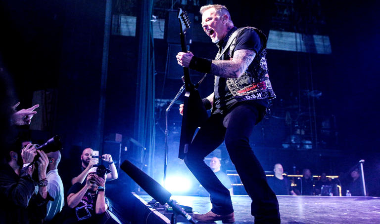 Επική στιγμή: Αστραπή σε συναυλία των Metallica αφήνει το πλήθος άναυδο ...