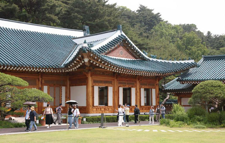 People visit Cheong Wa Dae in Seoul, South Korea, on May 24, 2024. (Xinhua/Yao Qilin)