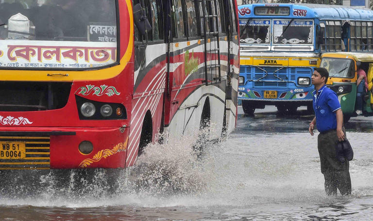 2 Die As Cyclone Remal Ravages Parts Of Bengal Heavy Rain To Continue 9929