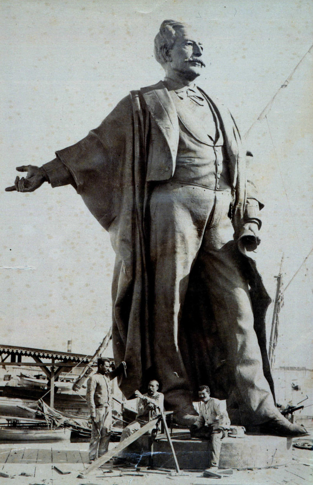 <p>A monumental statue of Lesseps was carved by Emmanuel Frémiet and originally stood at the entrance of the Suez Canal. His outstretched hand indicated that the way was now open to the East.</p>