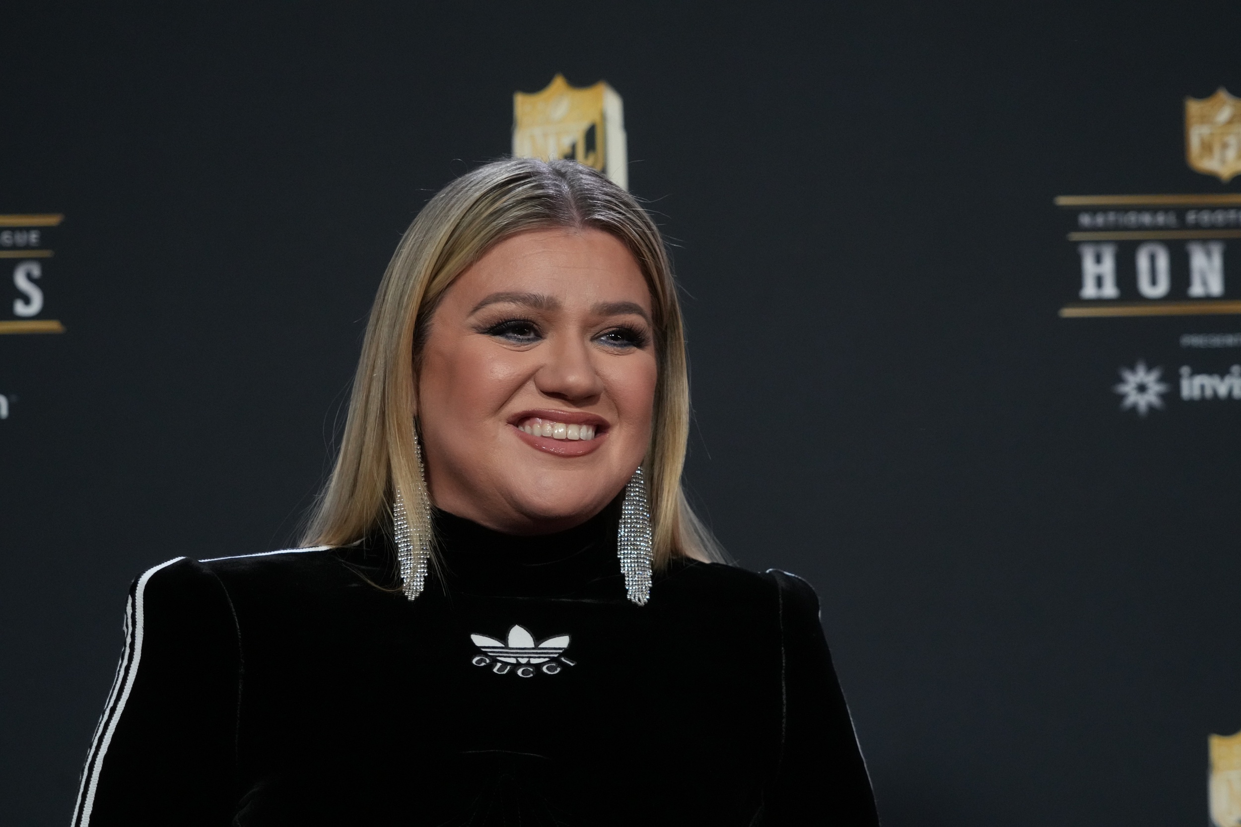 <p>Kelly Clarkson is no stranger to creating music that'll make you want to sing along. We're talking "Stronger," "Miss Independent," and, of course, "Since U Been Gone." The latter features an explosive chorus tailor-made for your next road trip playlist.</p><p>You may also like: <a href='https://www.yardbarker.com/entertainment/articles/20_popular_songs_you_didnt_know_were_meant_for_other_artists/s1__40341021'>20 popular songs you didn't know were meant for other artists</a></p>