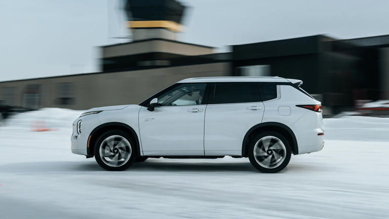 What’s So Super About the Mitsubishi Outlander PHEV’s Super All-Wheel ...