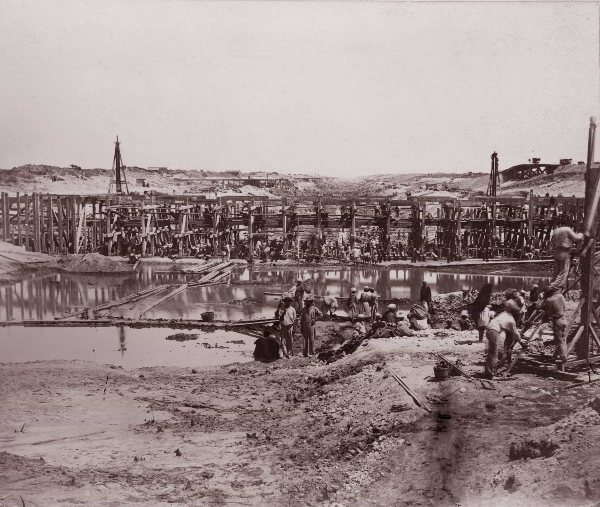 <p>The Egyptian government initially supplied most of the labor. Thousands of Egyptian <em>fellahs</em>, or peasants, were employed on low pay and under threat of violence to dig the early sections of the canal by hand. Some sources estimate that over 30,000 people were working on the canal at any one time.</p>