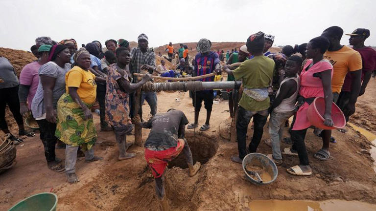 Des mineurs travaillent sur un site d'extraction illégale d'étain à Jos, au Nigeria, le 3 avril 2024