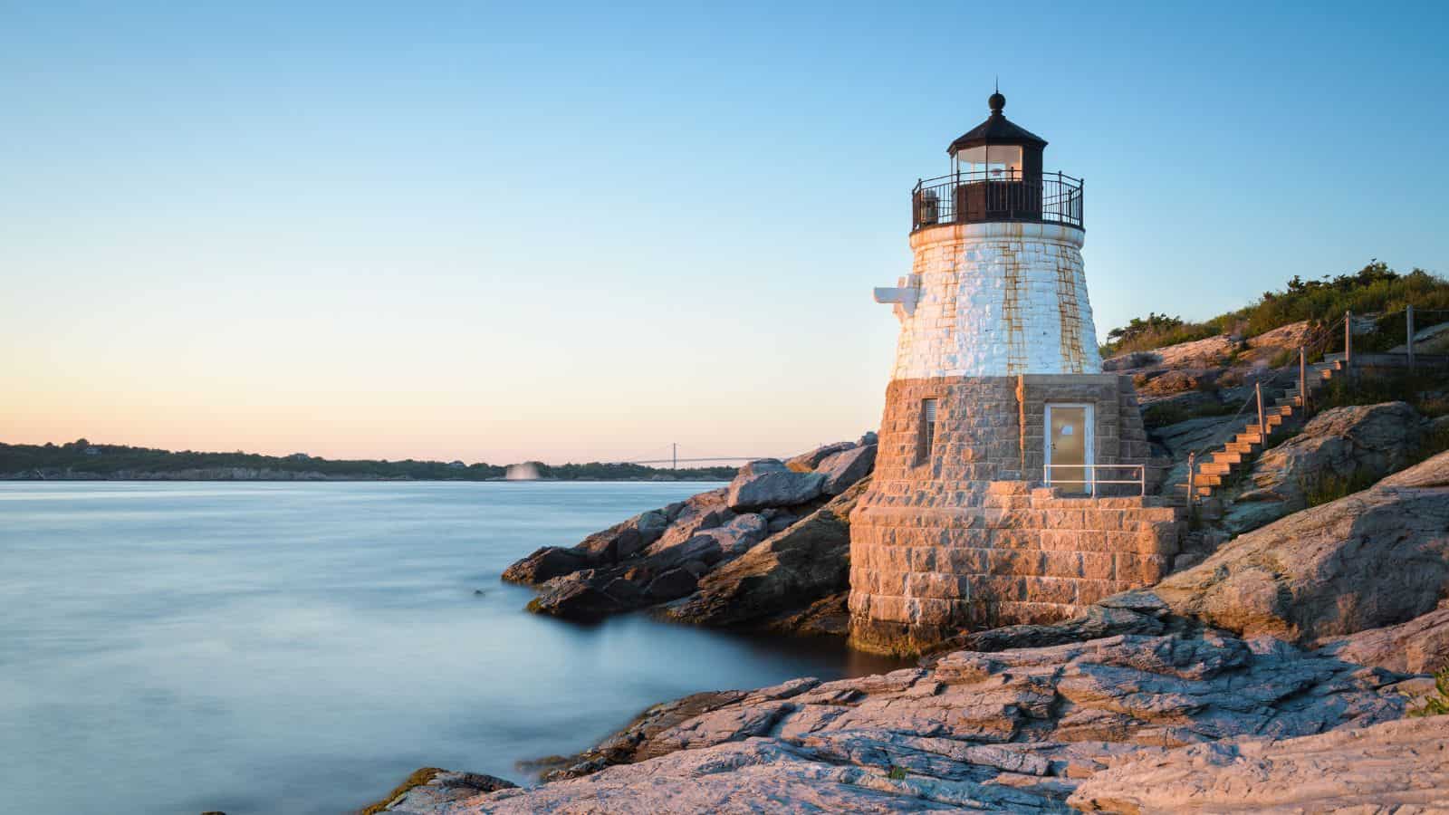 <p>Every summer, tourists from around the country flock to New England for its quaint small towns. From Newport to Nantucket, these villages boast everything from mountainous backdrops for hiking and relaxation to stunning shorelines complete with vibrant boardwalks and colonial houses.</p> <p><strong>These are the small towns in New England actually worth visiting this summer:</strong></p>