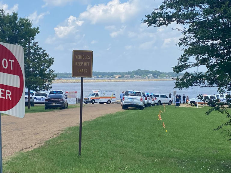 Small aircraft crashes into Ross Barnett Reservoir