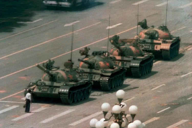 pria di depan tank, bagaimana jurnalis selundupkan foto ikonik peristiwa tiananmen