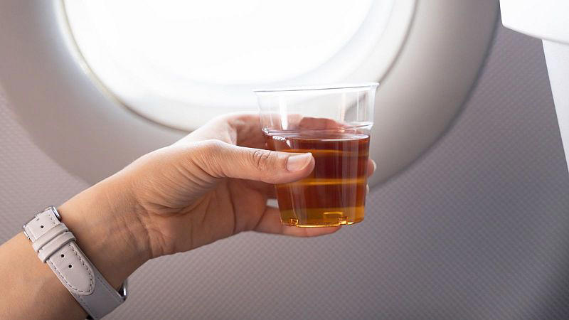 scientists find drinking alcohol on a long-haul flight could be bad for sleeping passengers’ hearts