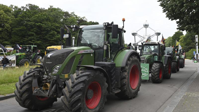 manifestation des agriculteurs : quelque 500 tracteurs sur le plateau du heysel (photos)