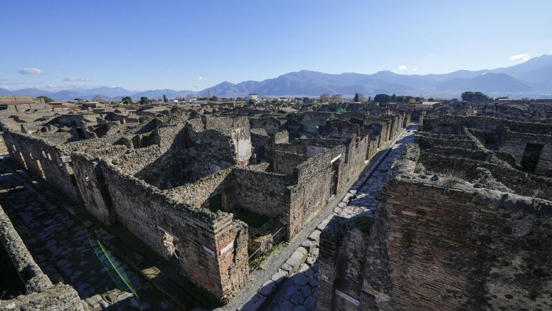 Pompei: Scoperto Un Sacrario Con Le Pareti Blu, Il Ministro Della ...