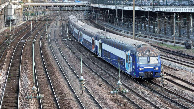 A picture taken on november 20, 2020, in Paris shows a SNCF TER regional train leaving from the Saint Lazare railway station. (Photo by Ludovic MARIN / AFP)