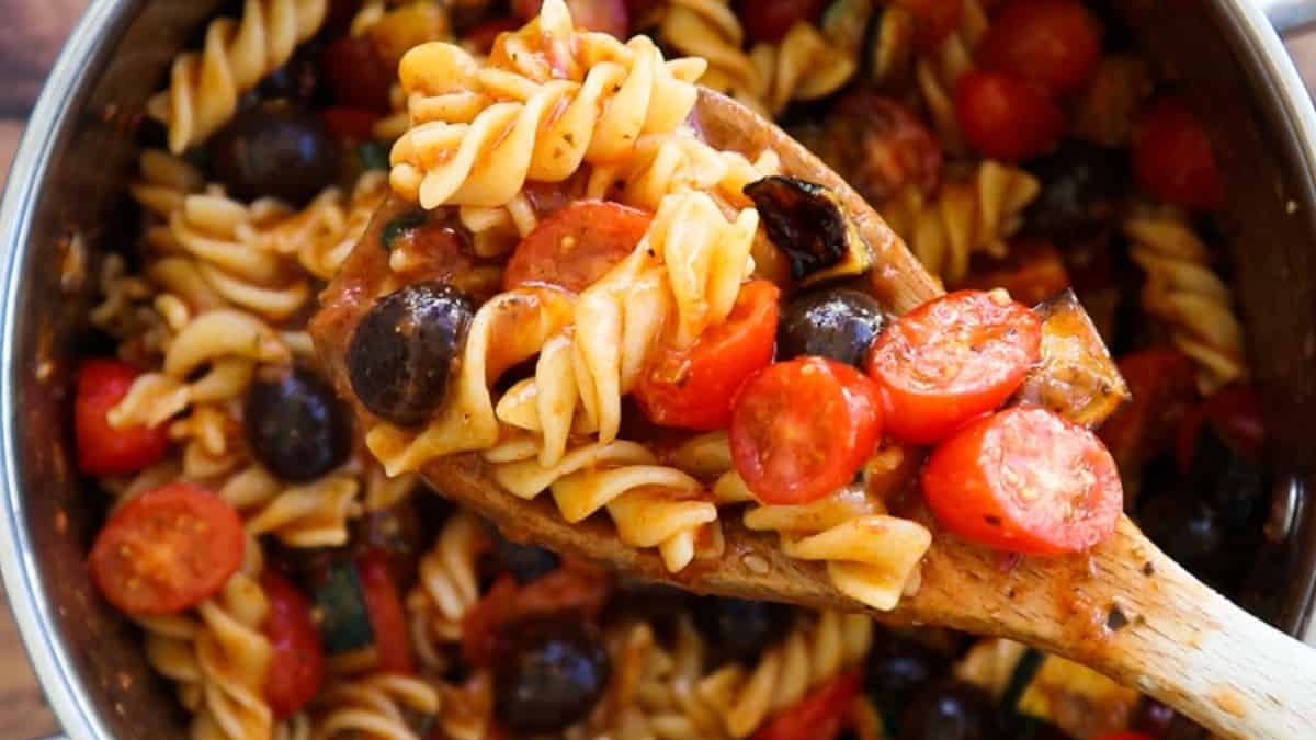 Red Pesto Pasta Salad with Veggies