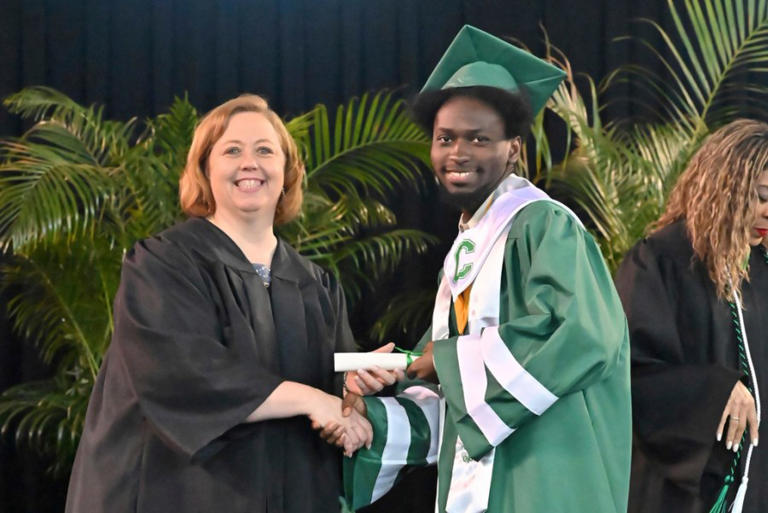 High school valedictorian lived in a homeless shelter as he rose to the top of his class