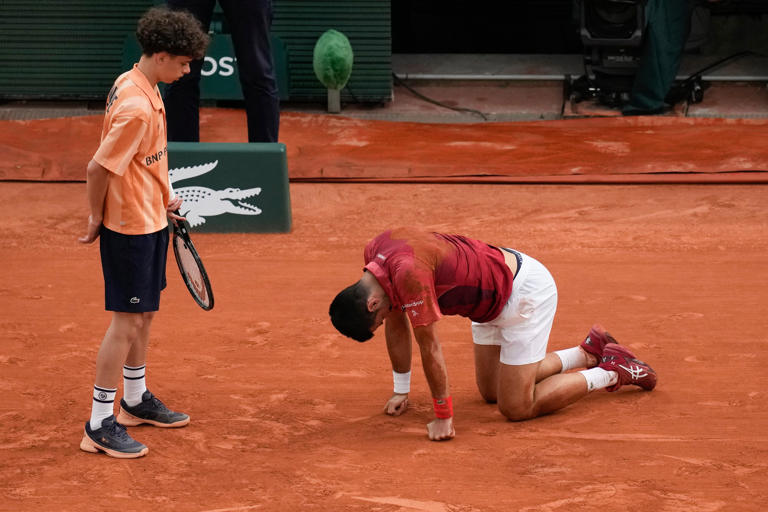 Novak Djokovic se retira de Roland Garros por lesión en rodilla derecha y  pierde el N°1 del ranking