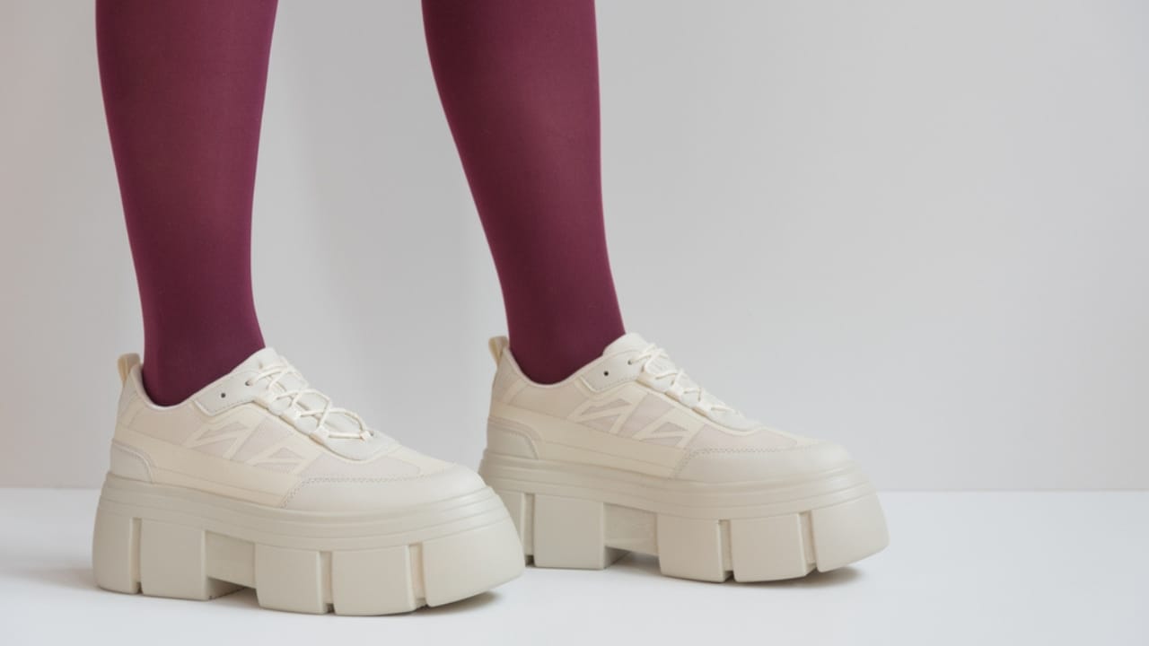 <p>Platform sneakers, which gave us extra height and a boost of confidence in the 2000s, are making a triumphant return. These shoes are being revamped with modern materials and innovative designs, making them a fashionable choice for today’s trendsetters.</p> <p>Whether paired with jeans, skirts, or dresses, platform sneakers add a bold statement to any outfit. This trend is a favorite among younger fashion enthusiasts who appreciate its blend of comfort and style.</p>