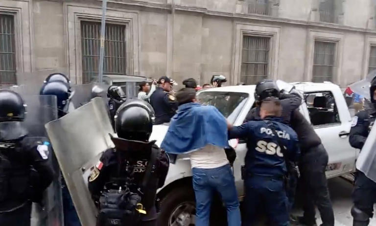 Violento enfrentamiento entre CNTE y policía en Palacio Nacional tras  reunión con AMLO | VIDEOS