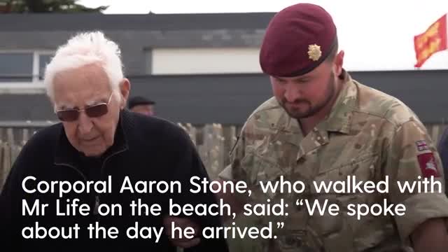 D-Day Veteran Weeps As He Returns To Normandy Beach Where He Landed 80 ...