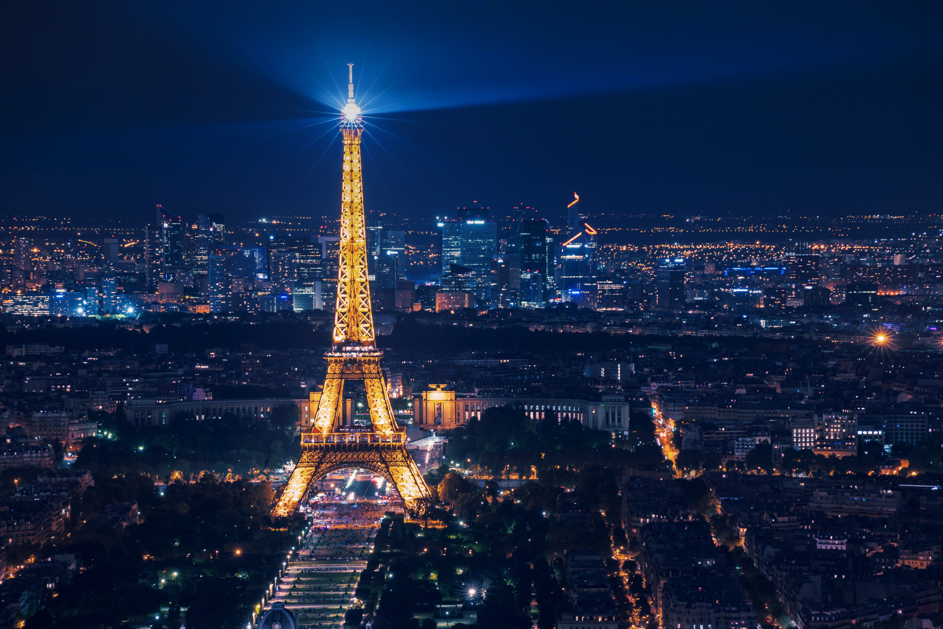 <p>Construite en 1889, la tour Eiffel demeure à ce jour un des <a href="https://www.starsinsider.com/fr/voyage/214704/arcs-et-aqueducs-du-monde-un-heritage-admirable" rel="noopener">monuments</a> les plus visités du monde. Elle a été imaginée et conçue par Frédéric Auguste Bartholdi et Gustave Eiffel. Bien que son architecture soit une des plus caractéristiques et qu'elle soit reconnaissable en un coup d'œil, l'histoire de la tour Eiffel reste assez méconnue. </p> <p>Cliquez sur la galerie pour découvrir des anecdotes fascinantes qui se cachent derrière cette attraction touristique immensément populaire. </p><p>Tu pourrais aussi aimer:<a href="https://www.starsinsider.com/n/186494?utm_source=msn.com&utm_medium=display&utm_campaign=referral_description&utm_content=722472"> Rafraîchissez-vous la mémoire: les hivers les plus rudes de la Belgique et de ses voisins</a></p>