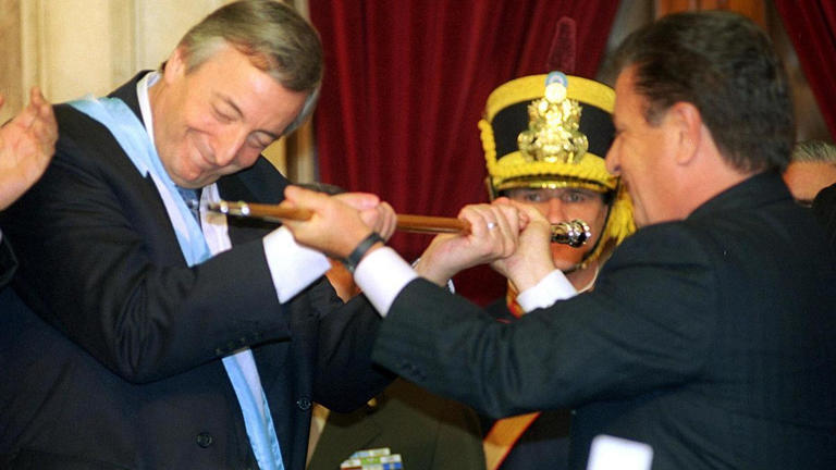 Eduardo Duhalde entrega el bastón presidencial al flamante presidente Néstor KIrchner, el 25 de mayo de 2003. La política de subsidios al transporte automotor se profundizó durante el gobierno del santacruceño.