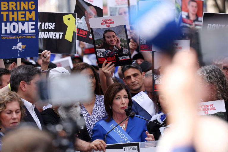 New York Governor Kathy Hochul speaks as people take part in Israel Day on Fifth Parade, amid the ongoing conflict between Israel and the Palestinian Islamist group Hamas, in New York City, U.S., June 2, 2024. REUTERS/Andrew Kelly/ File Photo