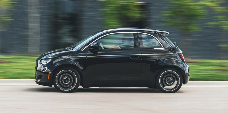 In its role as an urban commuter or as a complement to a larger SUV, the 500e hits its mark with solid dynamics and a panoply of standard equipment.
