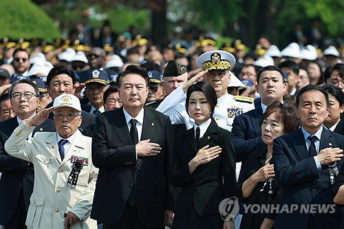 President Yoon Suk Yeol (2nd from L) and first lady Kim Keon-hee (3rd from L) salute the national flag during a commemorative event for Memorial Day at the Seoul National Cemetery on June 6, 2024. (Yonhap) 