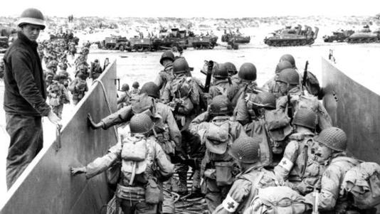 Soldaten verlassen ein Boot am „Omaha Beach“ in der Normandie: Das Militärmanöver gilt als eines der aufwändigsten in der jüngeren Geschichte.