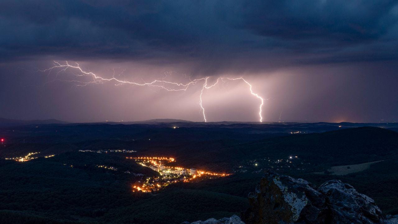 Céu muito nublado, aguaceiros e trovoada colocam treze distritos sob ...
