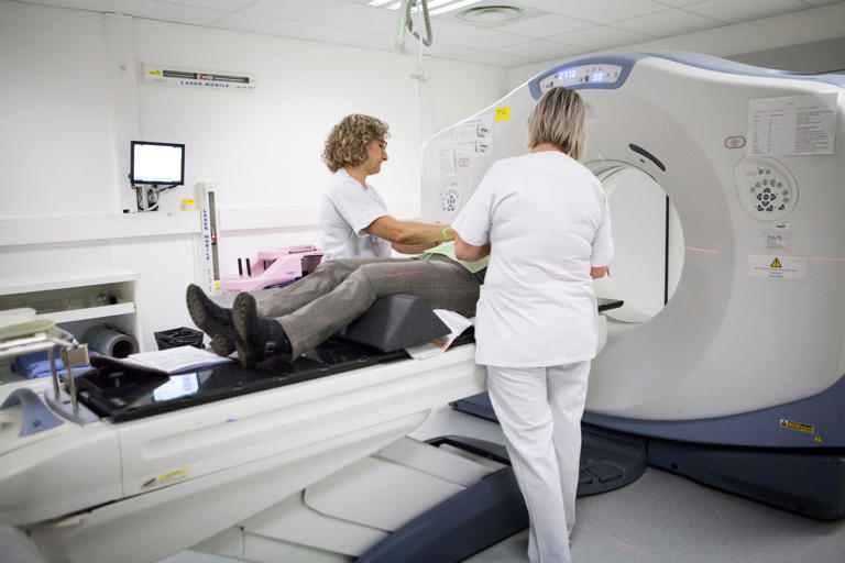 Una mujer se somete a un TAC en la unidad de radioterapia de un hospital de Savoya, en Francia.