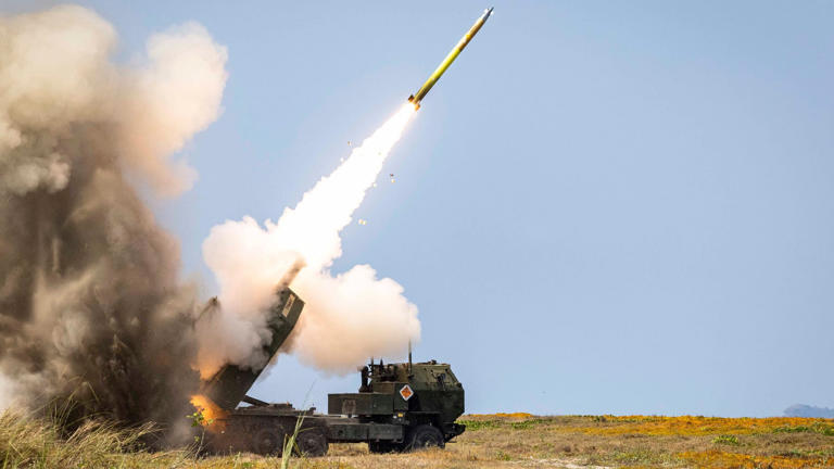 HIMARS-Artilleriesystem (Archiv): Die Ukraine hat den US-Mehrfachraketenwerfer gegen Ziele auf russischem Boden verwendet. (Quelle: IMAGO/Sgt. Samuel Fletcher/Us Marines/imago-images-bilder)