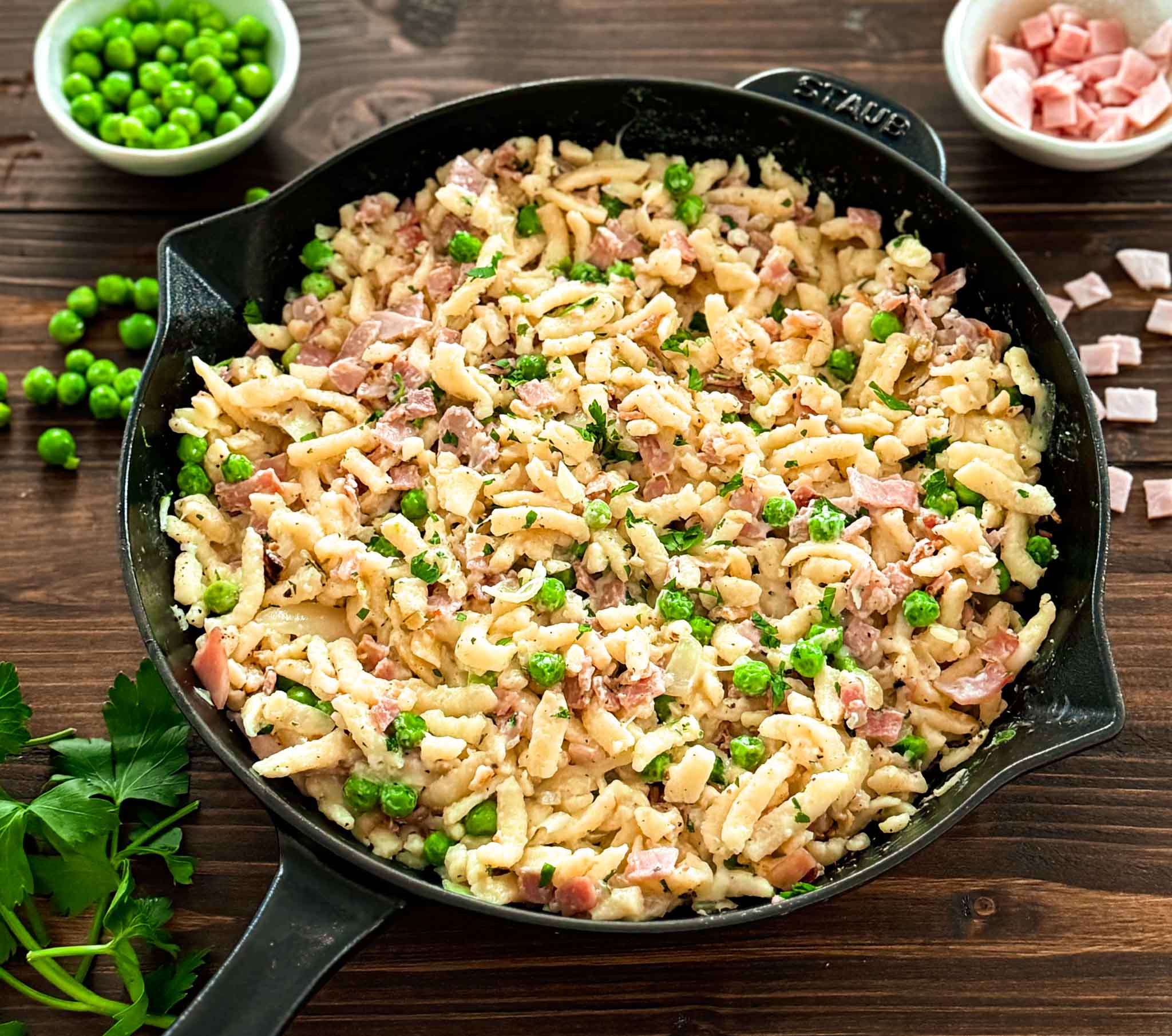 Schnelle Spätzlepfanne mit Schinken und Erbsen