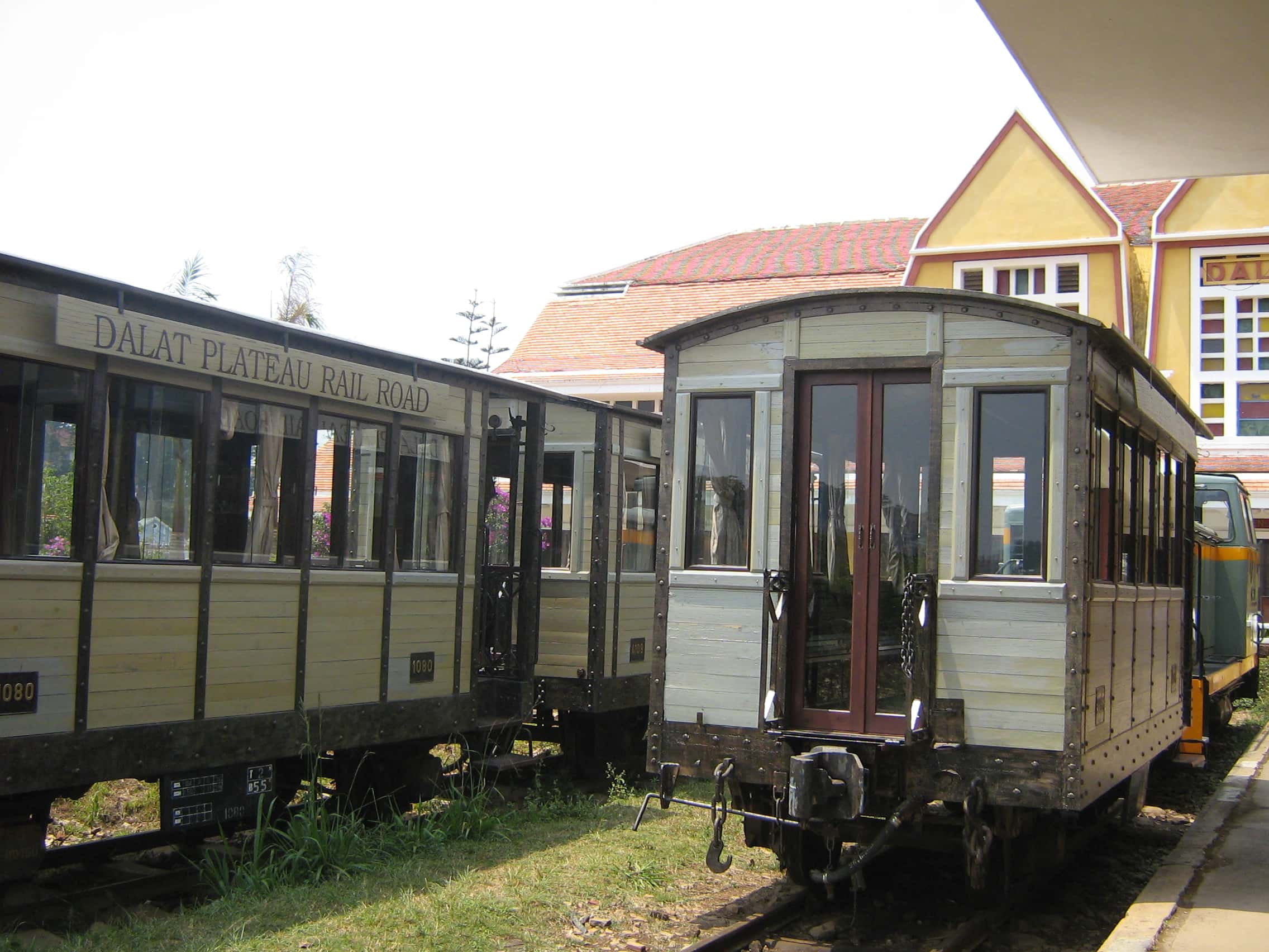 <p>10 custom-made rail-cars were specifically constructed for <em>The Darjeeling Limited</em>. No filming equipment could be affixed to the ceiling or extend more than a meter outside of a rail-car’s windows, which made things difficult. Anderson and his production team approached Northwestern Railways to customize special cars for filming from Jodhpur to Jaisalmer.</p>