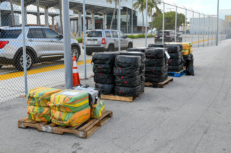 Guardia Costera desembarca en Florida 2.180 kilos de cocaína incautada cerca  de Venezuela
