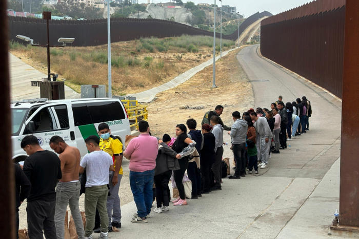 gobierno de biden anuncia programa para regularizar a más de medio millón de migrantes