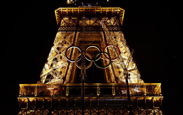 Les anneaux olympiques ont été installés sur la Tour Eiffel dans la nuit du 6 au 7 juin 2024