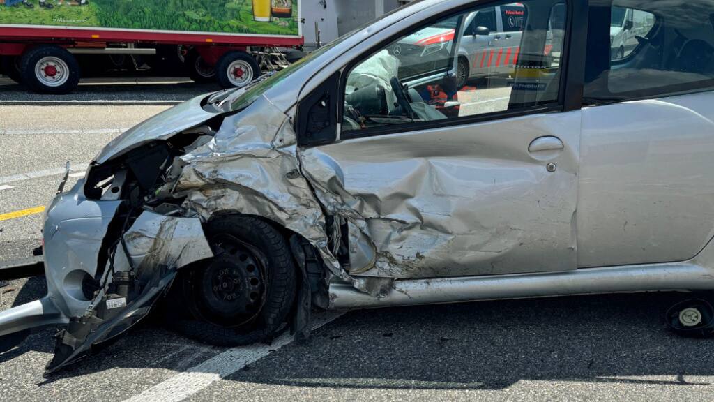 Zwei Verletzte: Drei Autos Kollidieren In Reiden LU