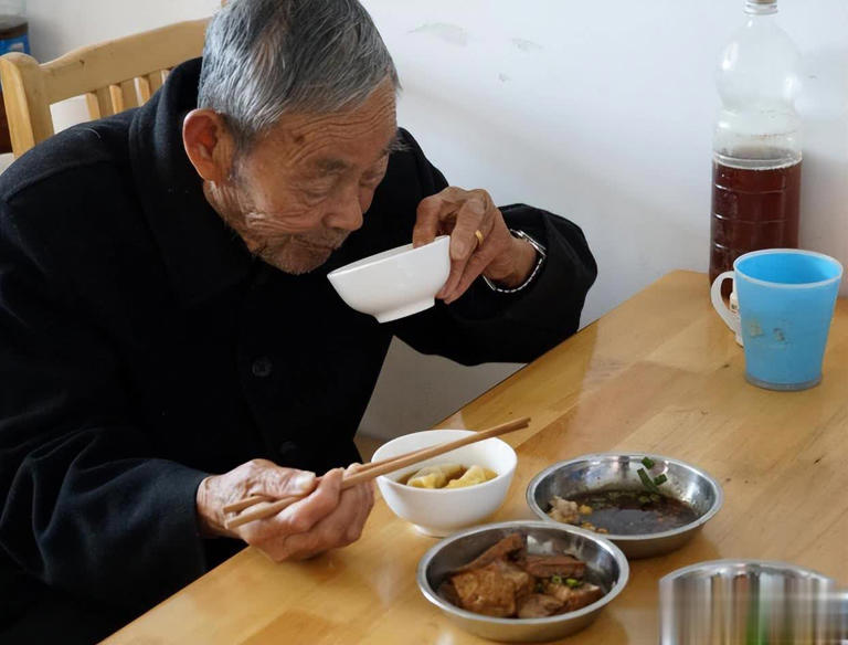 早餐别吃鸡蛋？医生提醒：老年人早饭三大禁忌，早知早健康