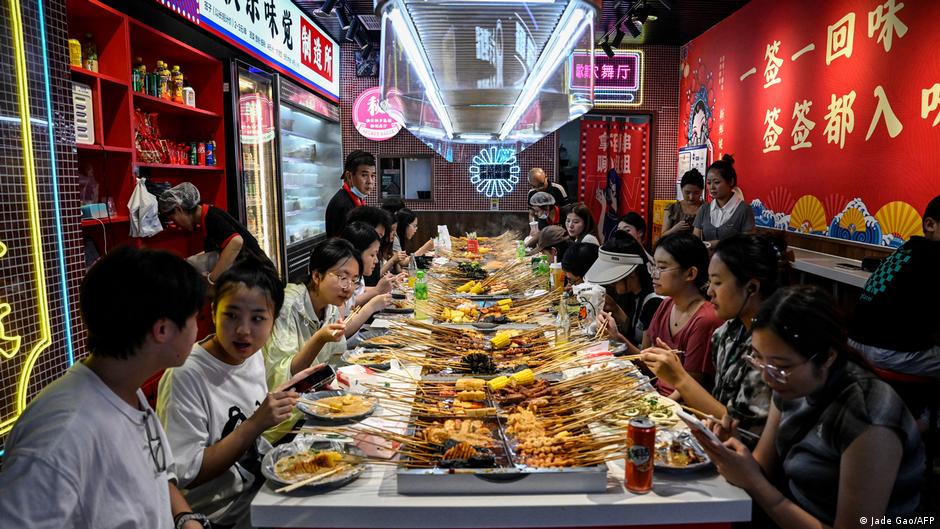 今年1-2月，中国社会消费中，餐饮收入9792亿元，增长4.3%