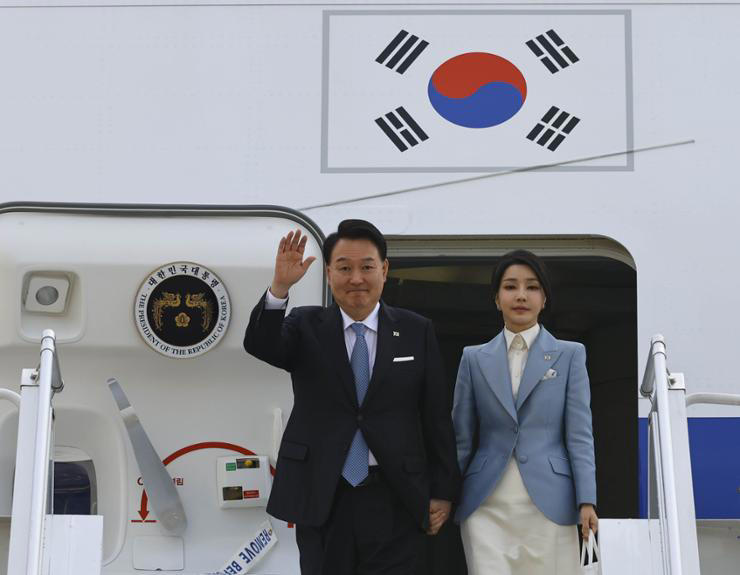 President Yoon Suk Yeol and his wife Kim Keon Hee disembark from the presidential jet after landing at Warsaw Chopin Airport in Poland, July 12, 2023. Korea Times photo by Seo Jae-hoon