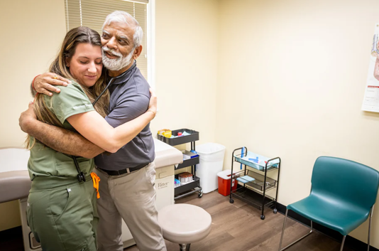 Ο Πατέλ και η σύζυγος ενός ασθενή που μόλις διαγνώστηκε με καρκίνο (φωτ.: Washington Post)