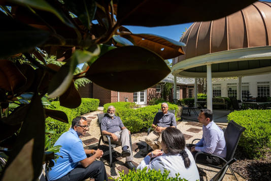 Ο Kashyap Patel, δεύτερος από αριστερά, συμβουλεύεται άλλους γιατρούς στο Carolina Blood and Cancer Care Associates (φωτ.: Washington Post)