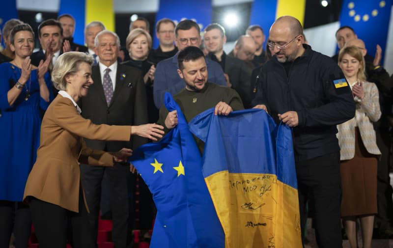 european commission recommends starting accession talks with ukraine