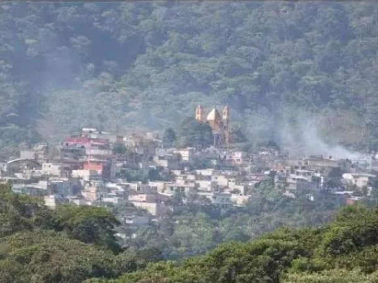 Hasta el momento, se reportan alrededor de ocho personas muertas, decenas de viviendas quemadas, así como vehículos incendiados.