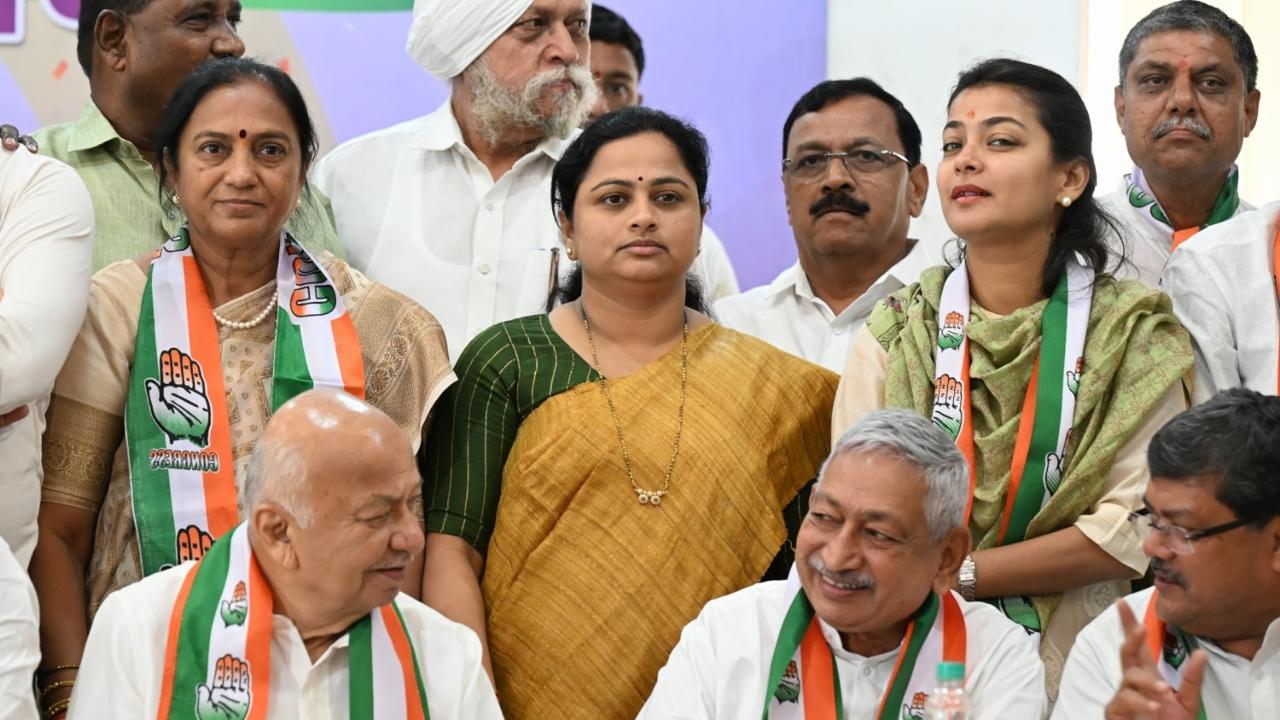 IN PHOTOS Newly elected MPs of Congress meet at Tilak Bhavan