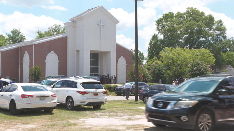 Funeral held for 16-year-old killed in Colonial Life Boulevard shooting