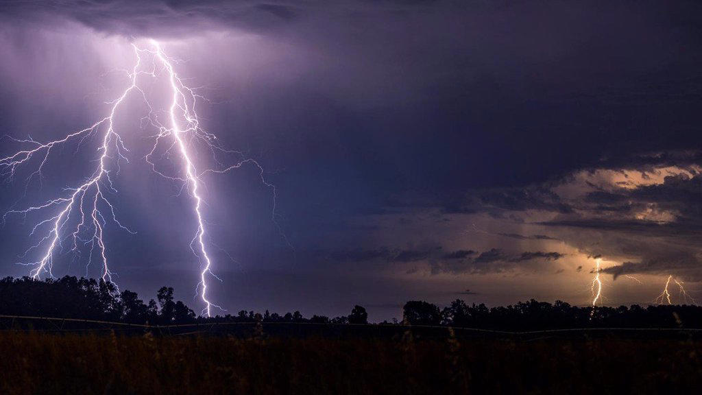 na česko udeří extrémní bouřky: nebezpečí hrozí kvůli supercelám i obřím kroupám