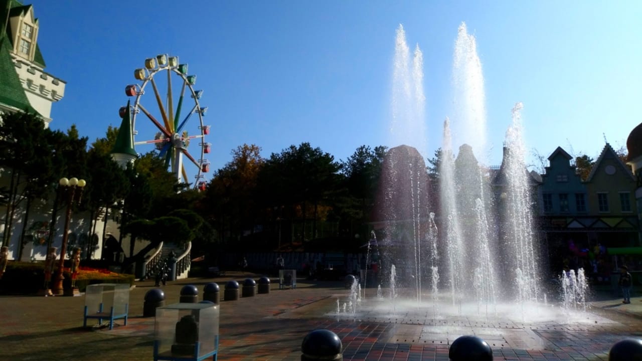 <p>The park features both an amusement park and a water park. Known for its Daenggi Train, a unique high-speed mountain coaster that offers breathtaking views of the surrounding landscape.</p>