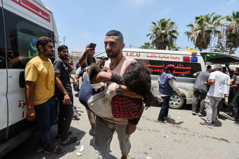 MATERIAL SENSIBLE. ESTA IMAGEN PUEDE OFENDER O MOLESTAR: Un palestino transporta a un herido tras un ataque israelí, en el Hospital de los Mártires de Al-Aqsa en Deir Al-Balah, en el centro de la Franja de Gaza June 8, 2024. REUTERS/Ramadan Abed
