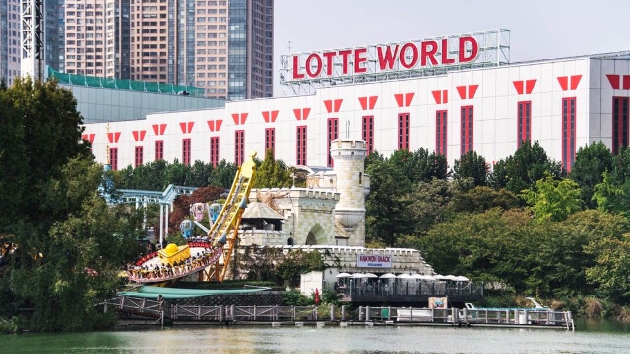 <p>This iconic amusement park boasts a mix of indoor and outdoor thrills. The Gyro Drop and Gyro Swing on Magic Island are notorious for their dizzying drops and swings.</p>